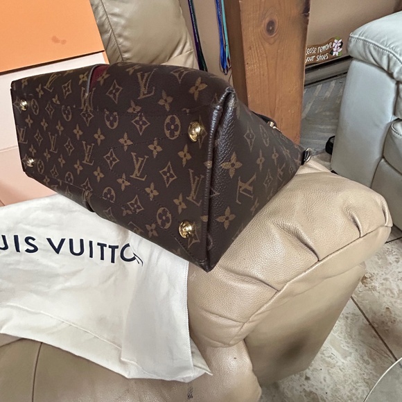 FULL INCLUSION 🔥🔥Stunning Louis Vuitton V tote  in monogram/Merlot - Picture 10 of 15